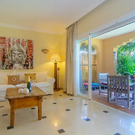 First Line Townhouse Venalmar * Εστεπόνα